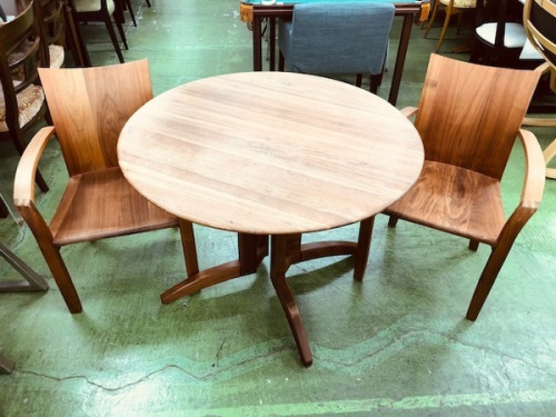 家具のテーブル