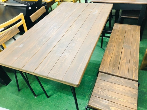 家具のテーブル