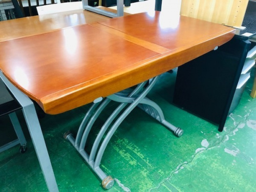 家具のテーブル