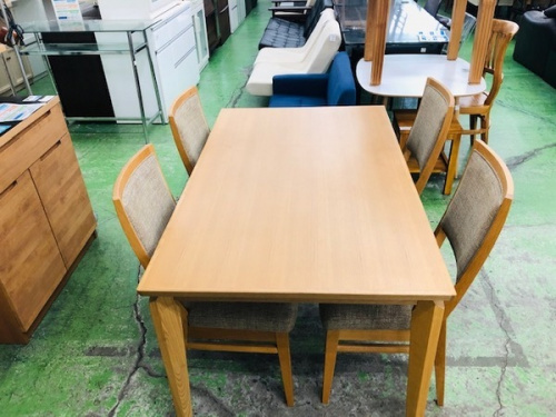 家具のテーブル