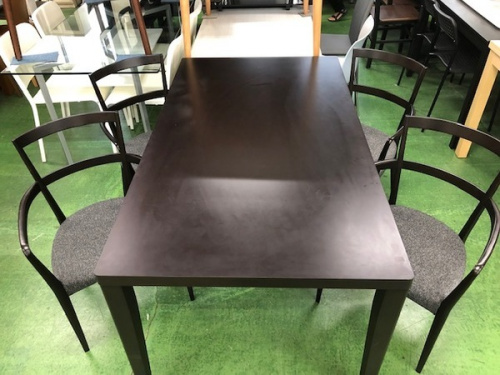 家具のテーブル