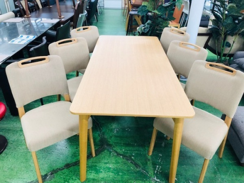 家具のテーブル