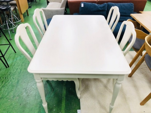 家具のテーブル