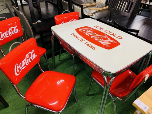 家具のテーブル