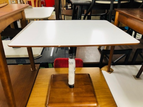 家具のテーブル