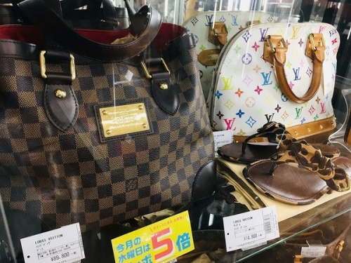 バッグの財布