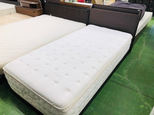 ベッドのシングルベッド