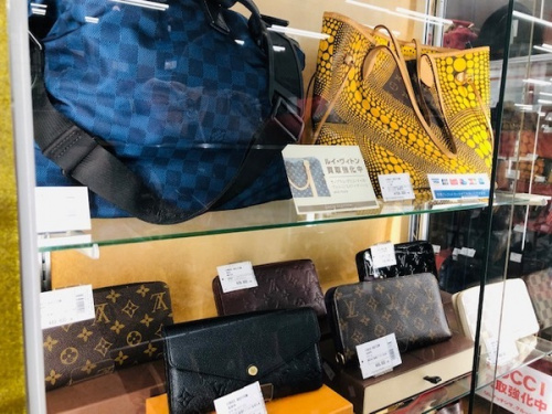 バッグの財布