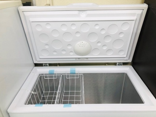 冷蔵庫の上開き式冷凍庫