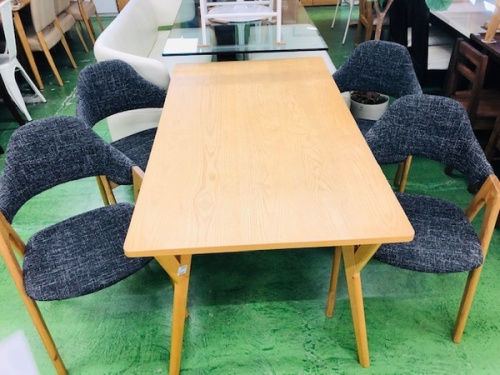 家具のテーブル