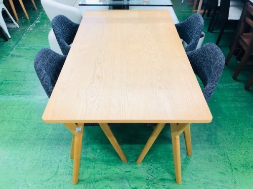 テーブルのダイニングテーブル