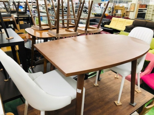家具のテーブル