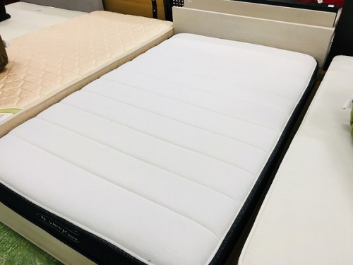 家具のベッド