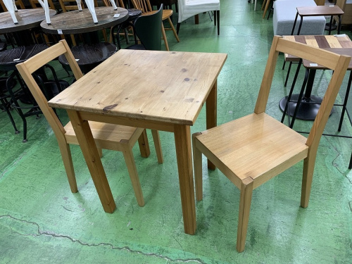 生活家具のテーブル
