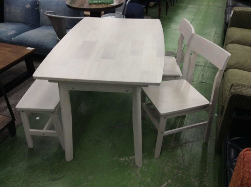 生活家具のテーブル