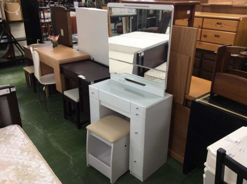 家具のドレッサー
