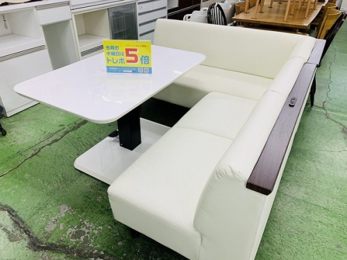 家具のテーブル