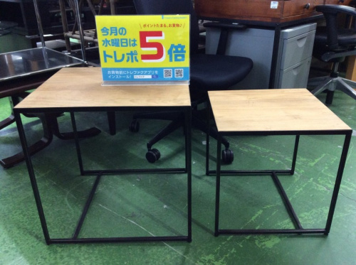 家具のテーブル