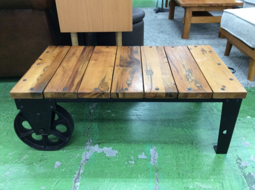 生活家具のテーブル