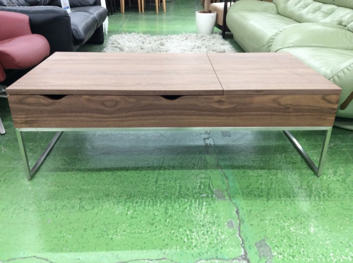 生活家具のテーブル