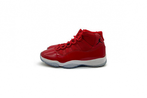 スニーカー　ハイカットのAIR JORDAN 11 RETRO エアジョーダン