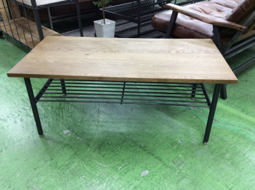 家具のテーブル