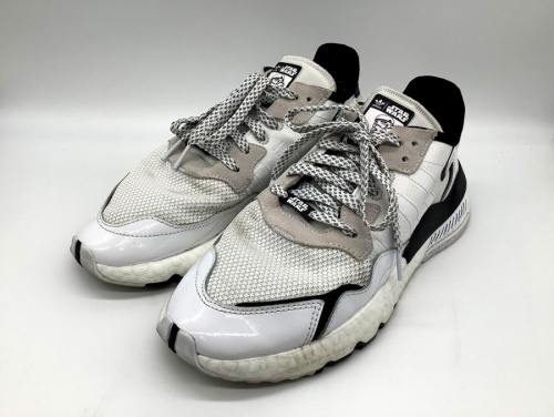 靴のスニーカー