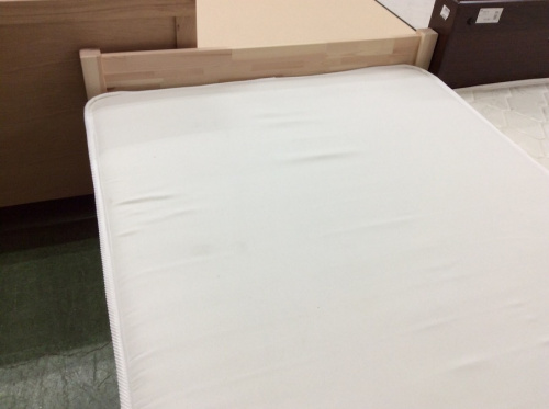 ベッドのシングルベッド