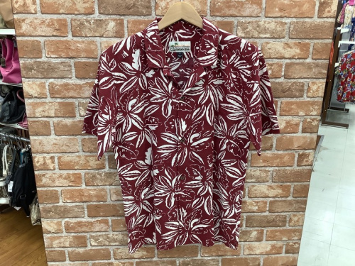 シャツのアロハシャツ