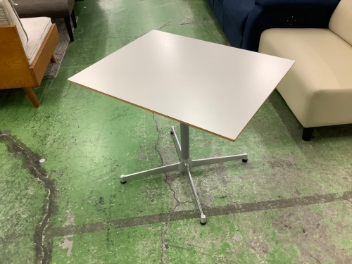 生活家具のテーブル