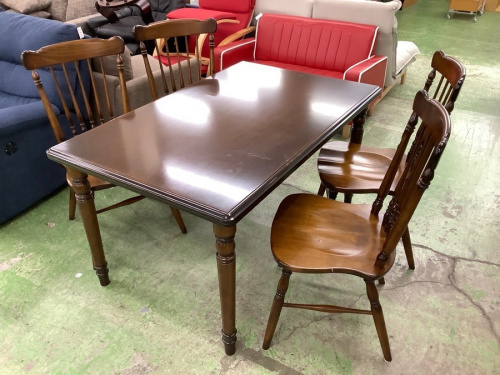 生活家具のテーブル