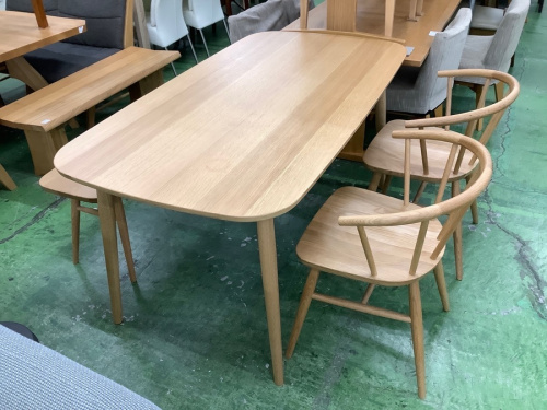 生活家具のテーブル