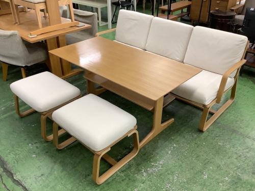 生活家具のテーブル