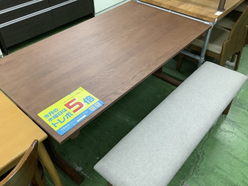 生活家具のテーブル