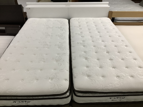 ベッドのクイーンベッド