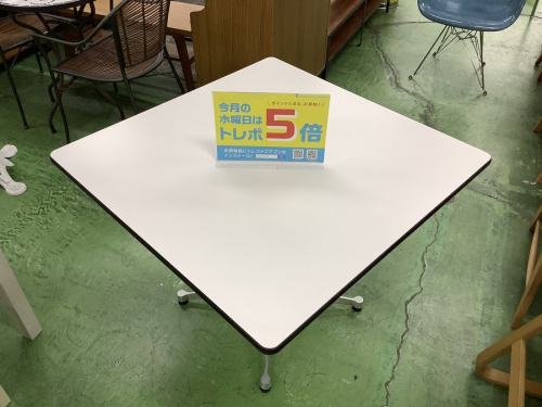 生活家具のテーブル