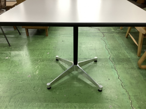 コントラクトベーステーブルのHerman Miller