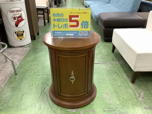生活家具のテーブル