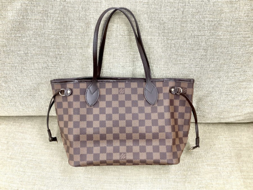 トートバッグのLOUIS VUITTON