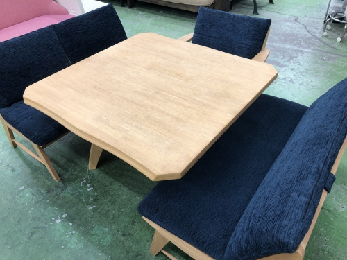生活家具のテーブル