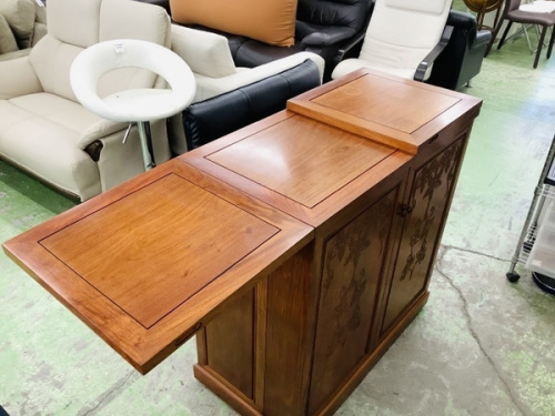 万能収納のカウンターキャビネット