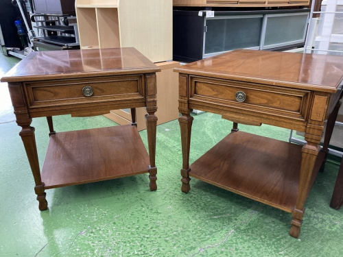 家具のテーブル