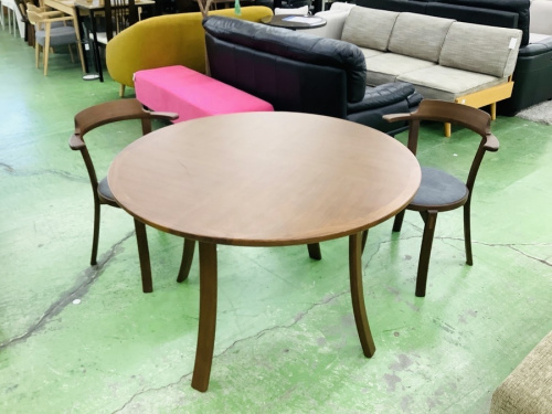 生活家具のテーブル