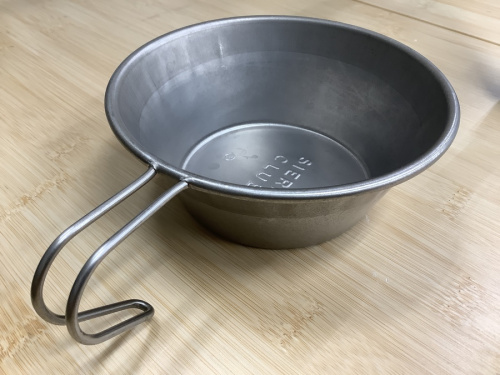 キャンプ用品のシェラカップ