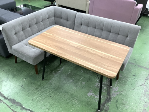 生活家具のテーブル