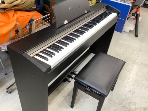 鍵盤楽器の電子ピアノ