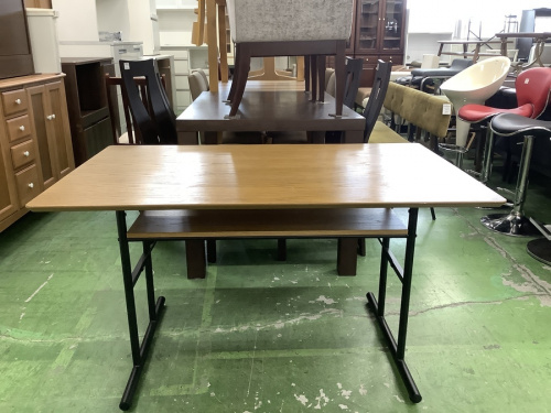 家具のテーブル