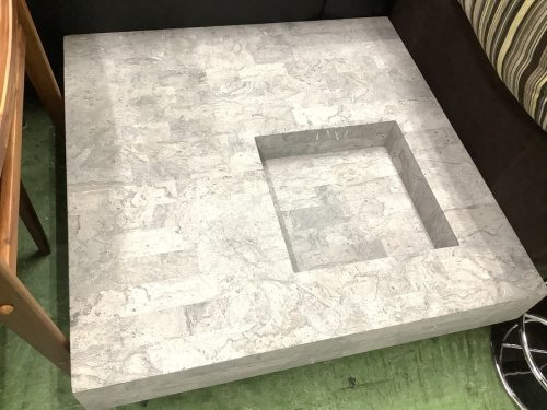 生活家具のテーブル