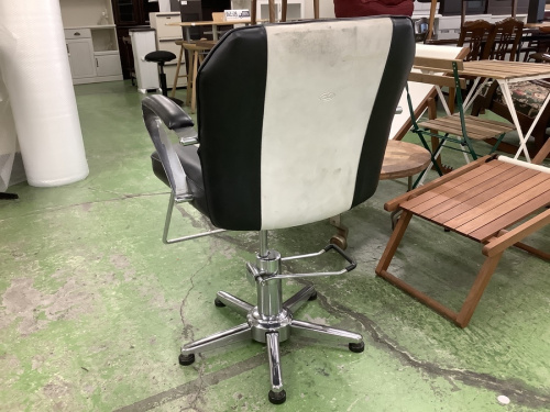 バーバーチェアのブラック×ホワイト