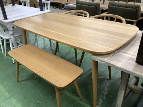 生活家具のテーブル